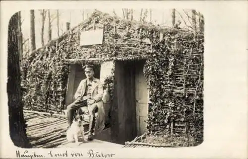 Foto Ak Hauptmann Ernst von Bülow, in Uniform vor einem Unterstand im Feld, Hund