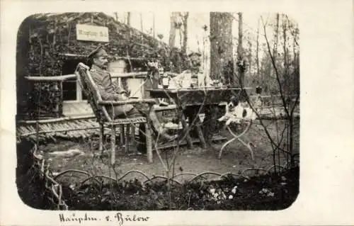 Foto Ak Hauptmann Ernst von Bülow, in Uniform vor einem Unterstand im Feld, Hund