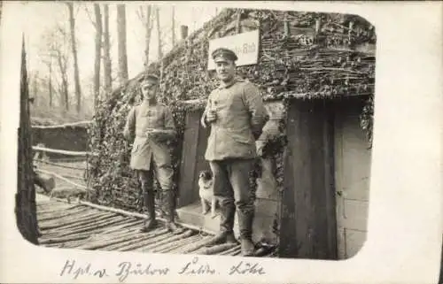 Foto Ak Hauptmann von Bülow, Feldwebel Löhe, vor einem Unterstand im Feld, Hund