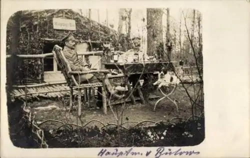 Foto Ak Hauptmann von Bülow, vor einem Unterstand am Kriegsschauplatz Somme, Hund