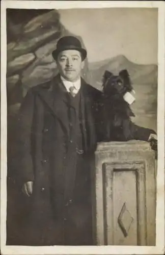 Foto Ak Mann mit Hut Hund, Portrait