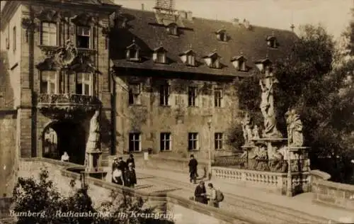 Ak Bamberg an der Regnitz Oberfranken, Rathausbrücke mit Kreuzgruppe