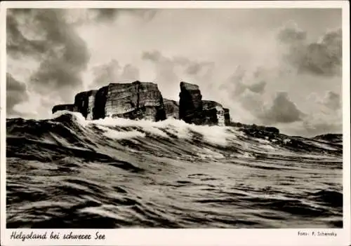 Ak Helgoland, Insel bei schwerer See