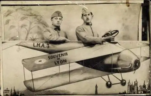 Ak Lyon Rhône, Soldaten in Flugzeug L.M.A. 3