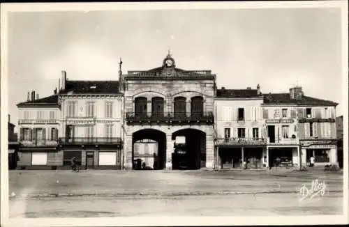 Ak Tonneins Lot et Garonne, Place Jean Jaures, Turmuhr