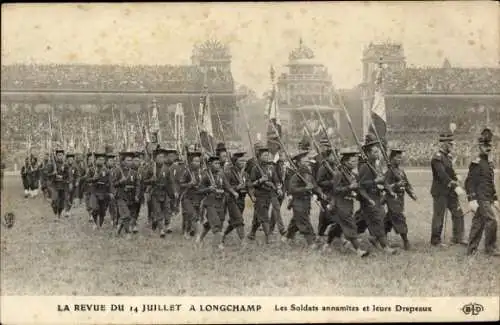 Ak Paris XVI, Longchamp, Revue du 14 Juillet, Soldats annamites et Jeurs Drapeaux