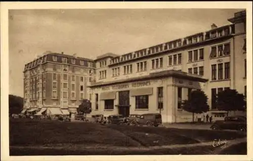 Ak Bayonne Pyrénées Atlantiques, Place des Basques et la Nouvelle Poste