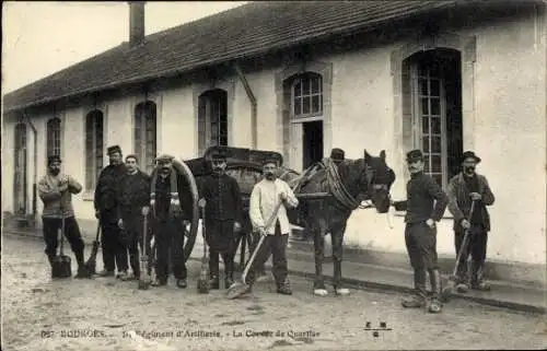 Ak Bourges Cher, Regiment d'Artillerie, Corvee de Quartier, Pferd