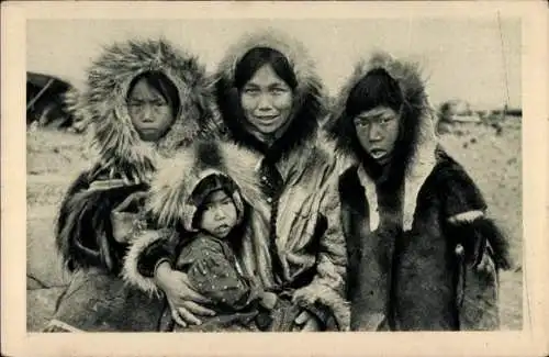 Ak Alaska USA, Eskimos von der Behringstraße, Familie