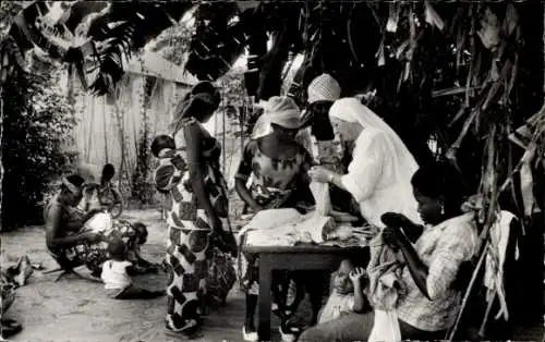 Ak Afrika, Afrikanerinnen in Trachten, Nonne, Mission