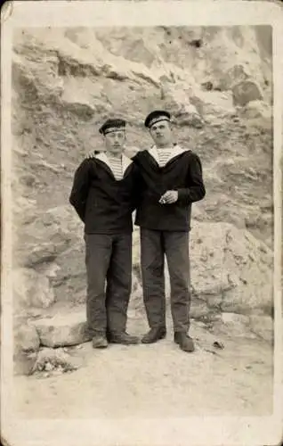 Foto Ak Zwei Marinesoldaten in Uniformen, Zigaretten