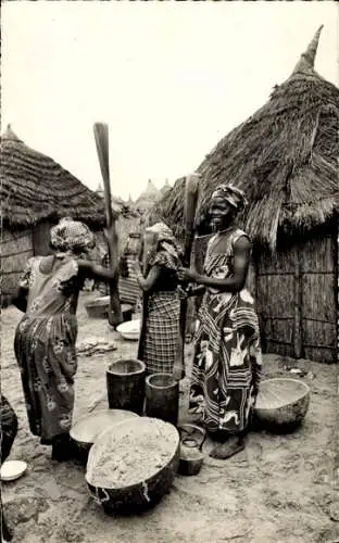 Ak Afrika, Frauen machen Mehl, Afrikanische Tracht