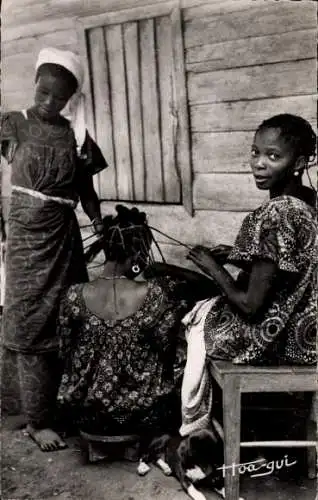 Ak Afrika, Frauen machen eine Friseur, Afrikanische Tracht