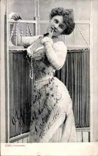 Ak Porträt einer jungen Frau, Kleid, Perlen, Pose