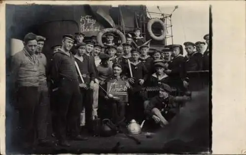 Foto Ak Deutsche Seeleute in Uniform, Gruppenbild an Deck eines Schiffes, 5 Tage Urlaub