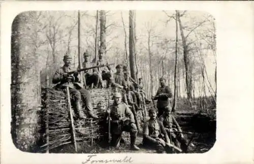 Foto Ak Deutsche Soldaten in Uniform am Kriegsschauplatz, Befestigung im Foraswald