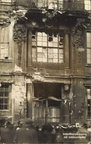 Foto Ak Berlin, Revolution 1919, Schäden am Stadtschloss, Haupteingang mit Artillerietreffern