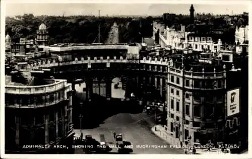 Ak London City England, Admiralty Arch, Einkaufszentrum, Buckingham Palace