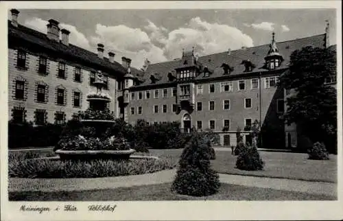 Ak Meiningen in Südthüringen, Schlosshof, Brunnen