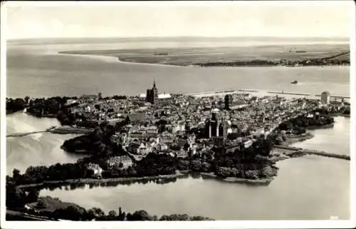 Ak Stralsund in Vorpommern, Panorama, Altstadt, Eingangstor Rügens, Fliegeraufnahme