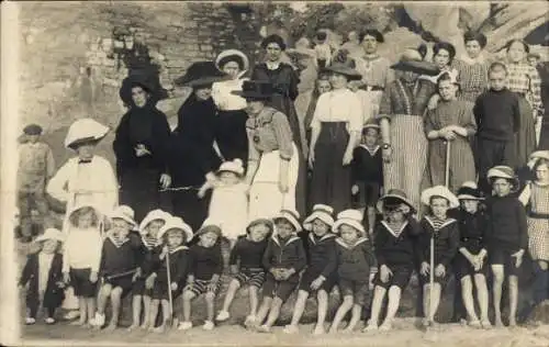 Foto Ak Le Portel Pas de Calais, Badegäste am Strand, Frauen, Kinder, 1912