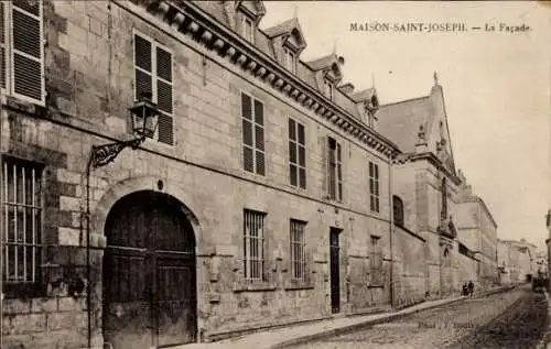 Ak Crépy en Valois Oise, Maison Saint Joseph, Fassade