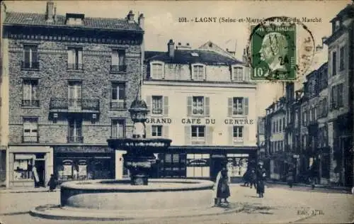 Ak Lagny Seine et Marne, Place du Marche, Grand Cafe du Centre, Brunnen