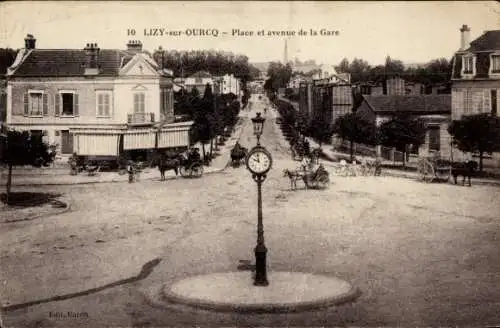 Ak Lizy sur Ourcq Seine et Marne, Place, Avenue de la Gare, Standuhr