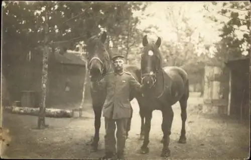 Foto Ak Deutscher Soldat mit zwei Pferden, Feldpoststempel 4. Bayr. Inf.-Reg.