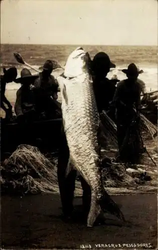 Foto Ak Veracruz Mexico, Fischer mit großem Fisch