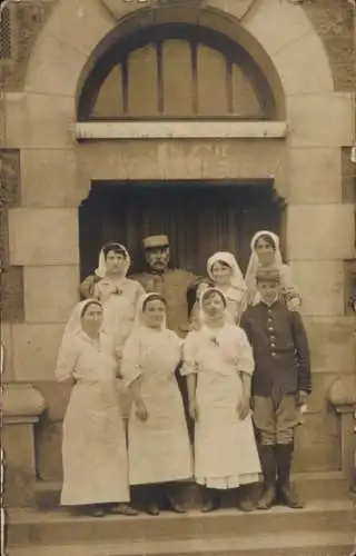 Foto Ak Französische Soldaten in Uniform, Gruppenfoto, Krankenschwestern