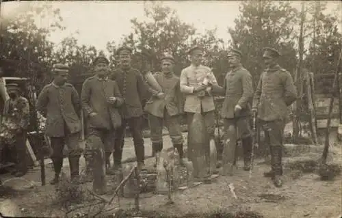 Foto Ak Deutsche Soldaten in Uniform, Gruppenbild mit Blindgängern