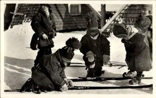 Ak Lappland, Lappländer in Tracht, Vor der Skifahrt