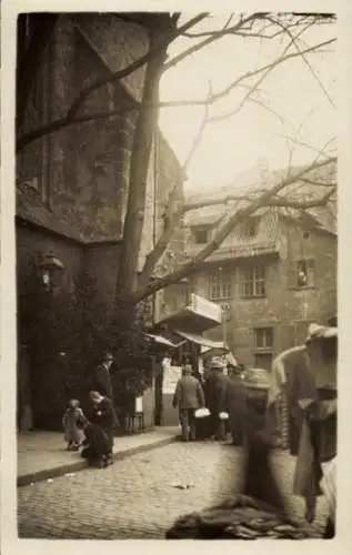 Foto Ak Nürnberg in Mittelfranken, Teilansicht, Personen, Verkaufsstand, um 1915