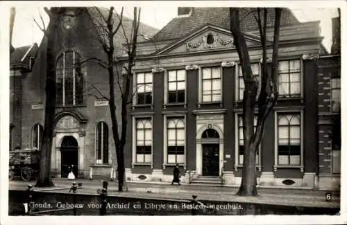 Ak Gouda Südholland Niederlande, Gebäude für Archiv und Bibliothek