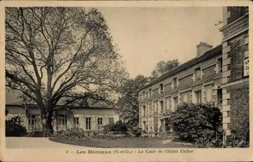 Ak Les Mureaux Yvelines, Der Innenhof des Hôtel Esther