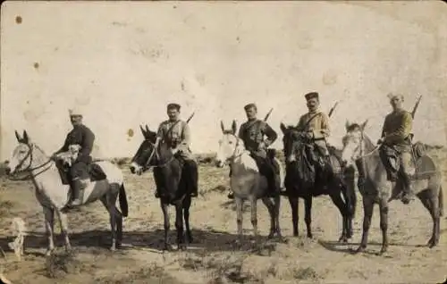 Foto Ak Türkische Soldaten zu Pferden, Gewehr, Uniform