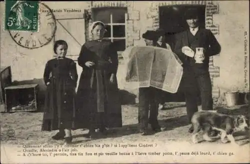 Ak Vendée, Familienbild, Hund, Bauernhof