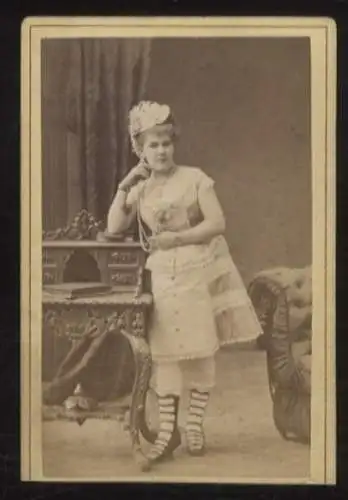 CdV Foto Frau mit Hut lehnt an einem Sekretär