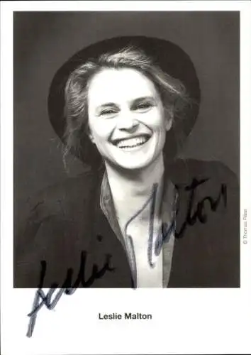 Ak Schauspielerin Leslie Malton, Portrait, Autogramm, Hut