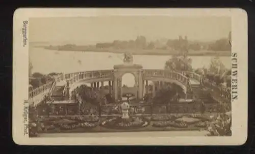 CdV Foto Schwerin in Mecklenburg-Vorpommern, Schloß mit Burggarten mit Blick auf den Schweriner See