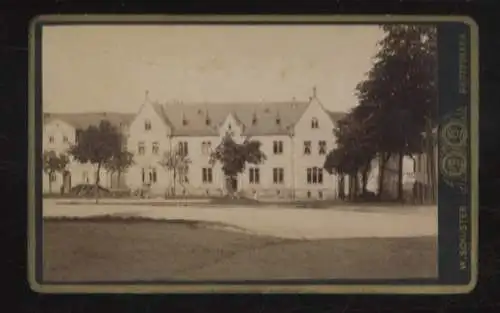 CdV Foto Johanngeorgenstadt im Erzgebirge Sachen, Schulgebäude?, links das Rathaus