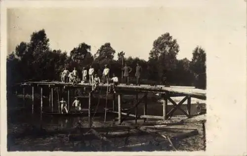 Foto Ak Deutsche Soldaten in Uniformen, Pioniere beim Brückenbau, I WK