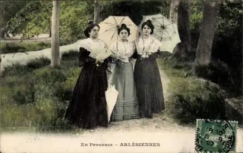 Ak Frauen in französischer Volkstracht, Spaziergang, Sonnenschirme