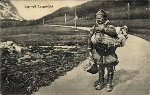 Ak Lappland, Lappländer in Tracht, Straße