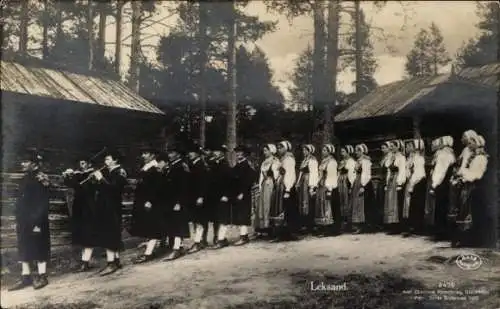 Ak Leksand, Frauen und Männer in schwedischer Volkstracht, Musikinstrumente