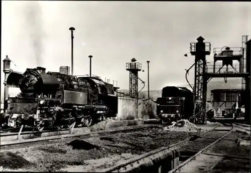 Ak Deutsche Eisenbahn, Dampflokomotive Baureihe 65.10, Bahnbetriebswerk Saalfeld, Mai 1976