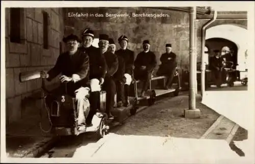 Foto Ak Berchtesgaden in Oberbayern, Bergwerk, Menschen auf Lorenzug, Einfahrt