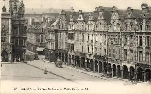 Ak Arras Pas de Calais, Vieilles maisons, Petite Place