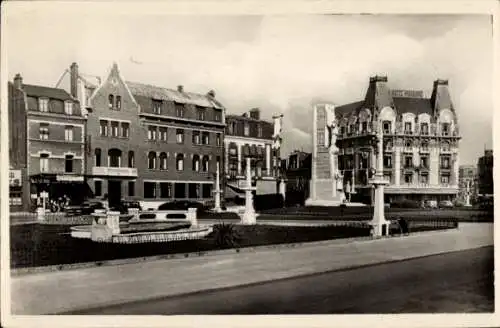 Ak Arras Pas de Calais, Place de la Gare, Kriegerdenkmal, Hotels